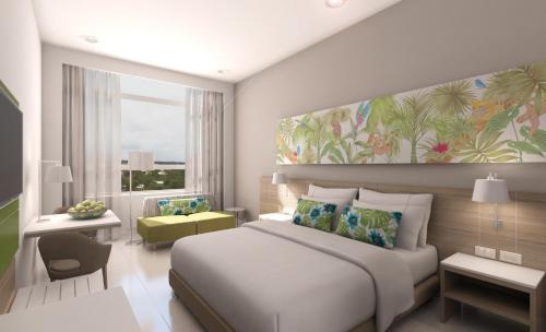 基布多Mia Hotel Choco的卧室设有白色的床和大窗户