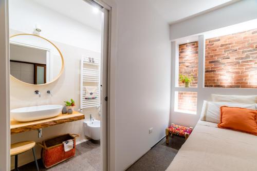 莫诺波利B&B Villa Maria Pia的浴室设有床、水槽和镜子