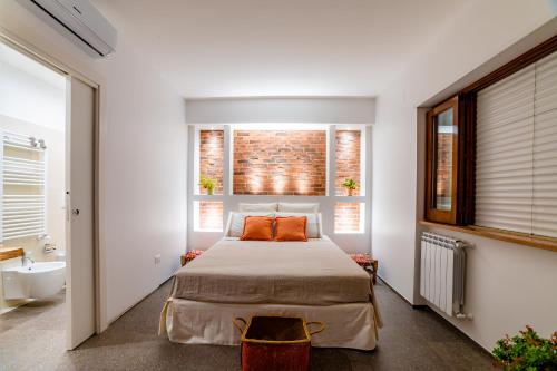 莫诺波利B&B Villa Maria Pia的一间卧室配有一张床,浴室设有水槽