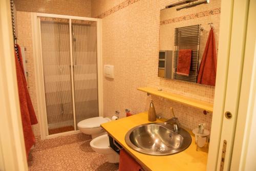 莫尔费塔Casa del Grillo的一间带水槽和卫生间的浴室