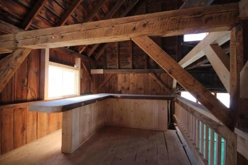 AndoverHighland Lake Inn的一间空房间,位于带窗户的小木屋内