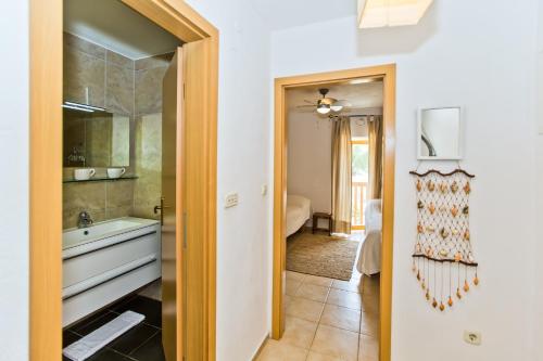 赫瓦尔Villa Sunce的一间带水槽和镜子的浴室