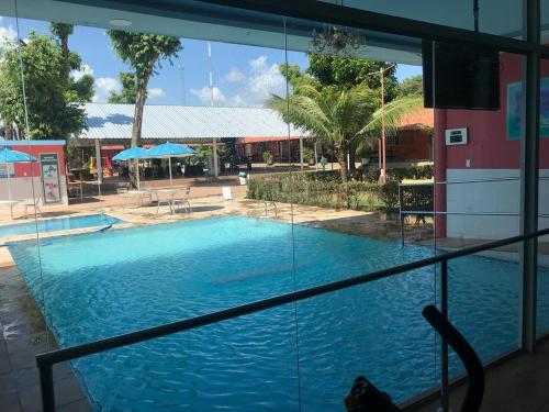 特雷西纳卡巴娜酒店的透过窗户可欣赏到游泳池的景色