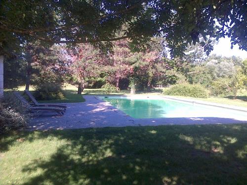 FronsacGarros的庭院中间的游泳池