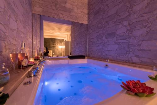 马瑞纳迪卡拉拉B&b The Dream的客房内的蓝色按摩浴缸