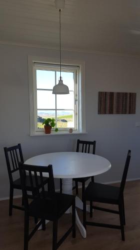 博尔加内斯Gíslaholt的一间带桌椅和窗户的用餐室