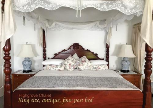 应许之地海格罗夫木屋的卧室配有带枕头的天蓬床