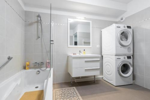尼斯Residence Blue Harmony的一间带洗衣机和洗衣机的浴室