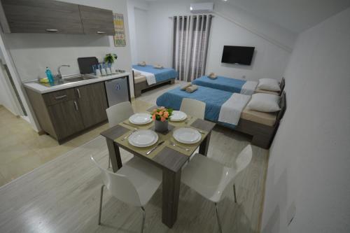 盖夫盖利亚Luna Apartments Gevgelija的客房设有一张床和一张桌子及椅子