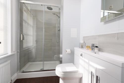 拉姆西The Mortimer Arms的带淋浴和卫生间的白色浴室