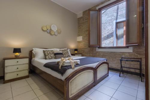 卡利亚里阿勒库巴雷诺旅馆的一间卧室,床上有泰迪熊