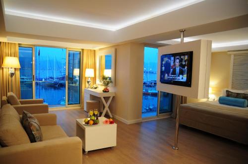 费特希耶阿兰斯塔帆船酒店的一间带电视和沙发的客厅