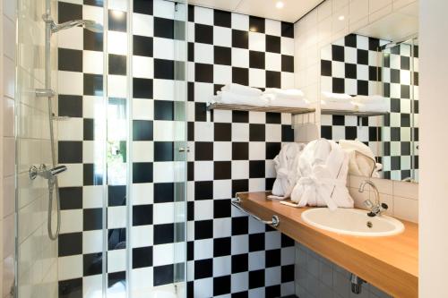 埃因霍温Hotel Parkzicht Eindhoven的浴室设有黑白墙面