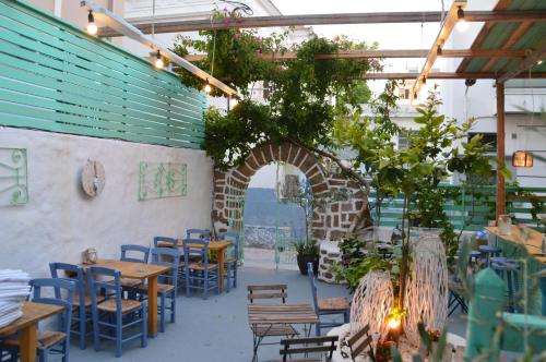 罗德镇Galanopetra RHODES GREECE的一间带桌椅的餐厅以及砖墙