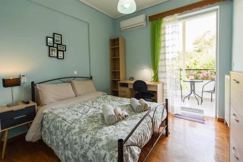 雅典Mother's House的一间卧室设有一张床、一个窗口和一张桌子