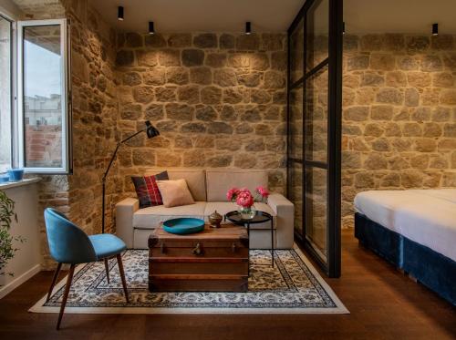 斯普利特Luxury Residence Mareta的客房设有床、沙发和桌子。
