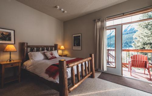 卡纳纳斯基斯村恩加丁山山林小屋的一间卧室设有一张床和一个大窗户