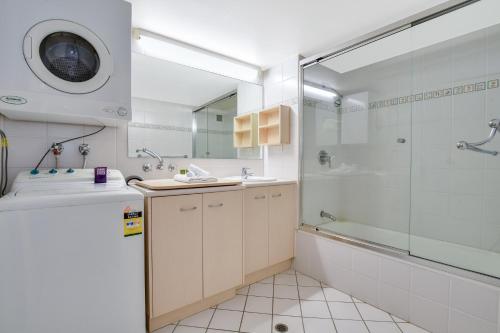 穆卢拉巴拉美尔公寓的带淋浴和盥洗盆的浴室