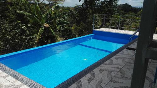 El AchioteHotel Rio Celeste Finca L´ Etoile Celeste的屋顶上的游泳池