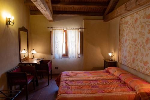 卡斯特布奥诺Villa Levante的一间卧室配有一张床、一张桌子和一个窗户。