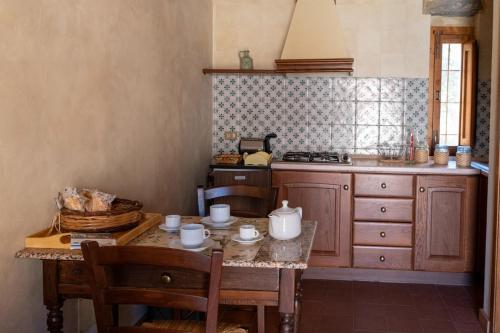 卡斯特布奥诺Villa Levante的厨房配有桌子、水槽和炉灶。