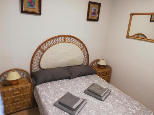 库尼特Cunit Playa的一间卧室配有一张带两个枕头的床