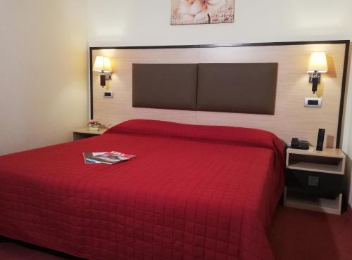 卡斯蒂奥内·德拉·佩雷索阿尔卑斯酒店的红色床罩,酒店客房内的红色床罩