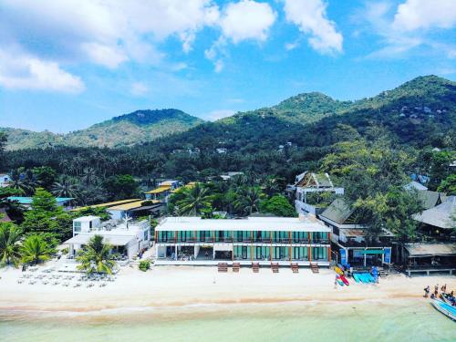 涛岛Blue Tao Beach Hotel - SHA Plus的海滩上建筑物的空中景观