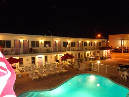 怀尔德伍德Fountain Motel的夜间设有游泳池的酒店
