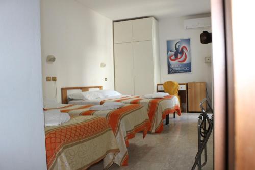 维亚雷焦德尔纳酒店的酒店客房,设有两张床和镜子