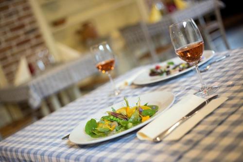 梅德沃代VEGANFRESH的一张桌子,上面放着两杯葡萄酒和一盘食物
