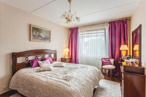塔尔图Raua 13的一间卧室配有一张紫色色调的大床