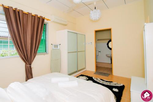 宾南邦Dream Borneo Budget Homestay Kota Kinabalu的一间卧室设有一张床、一个窗口和一个卫生间