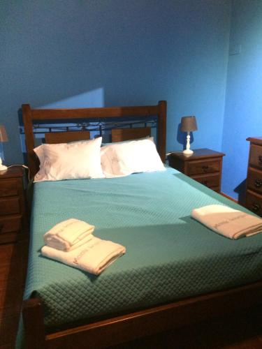 梅利迪什Monte Loureiro-caveira的一间卧室配有一张床,上面有两条毛巾