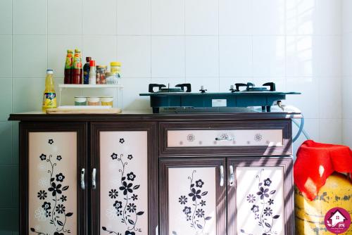 宾南邦Dream Borneo Budget Homestay Kota Kinabalu的厨房配有带炉灶的橱柜