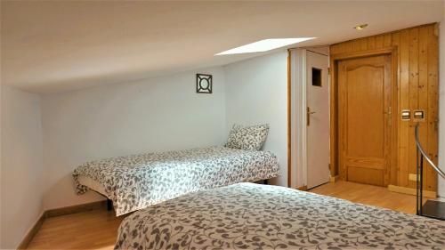 马略卡岛帕尔马Casa Borguny - House in the centre of Palma的小型客房的两张床,设有门