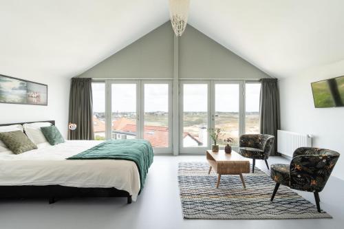赞德沃特Paulus Loot Zandvoort的一间卧室设有一张床和一个大窗户