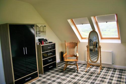 格林卡斯尔Wild Atlantic View Inishowen的一间设有镜子、椅子和梳妆台的房间