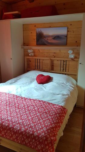 波尔莱扎Chalet Lake Lugano, Vienna 18的床上有红色枕头