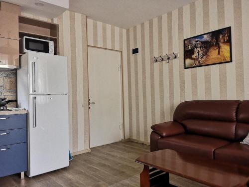 高尼奥Vacation home in Gonio的客厅配有白色冰箱和沙发