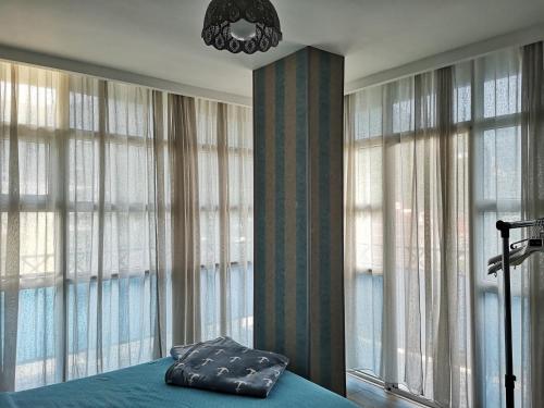高尼奥Vacation home in Gonio的一间卧室设有窗户和一张带枕头的床