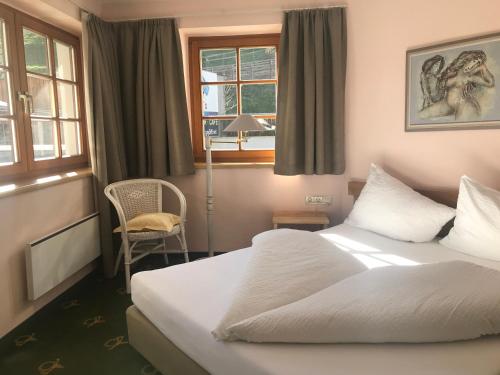 索尔登波斯塔尔斯公寓的酒店客房设有床和窗户。