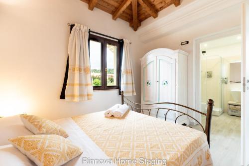 卡波泰拉Villa Vitto - Sleep & Go的一间卧室设有一张床和一个窗口