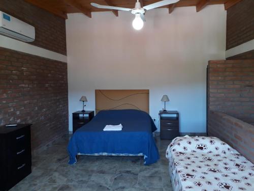 比亚莱特马西Complejo M&M的一间卧室配有蓝色的床和2个床头柜