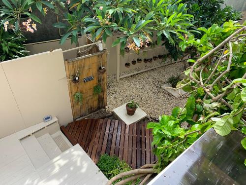 皮皮岛Mama Beach Residence - Adults Only的一个带木甲板的小花园,甲板上设有门