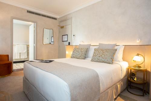 阿米代尔Tattersalls Hotel的卧室配有一张白色大床