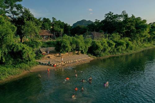 峰牙Village House的一群人在河里游泳