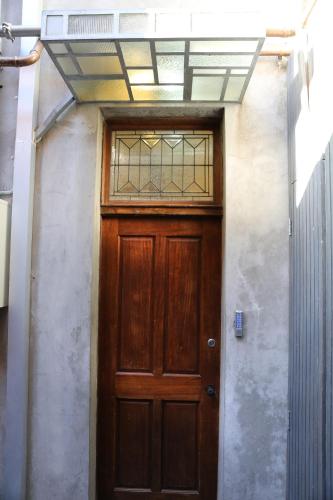 墨尔本Studio 4 - Saint George Accommodation的一座带窗户的建筑中的木门