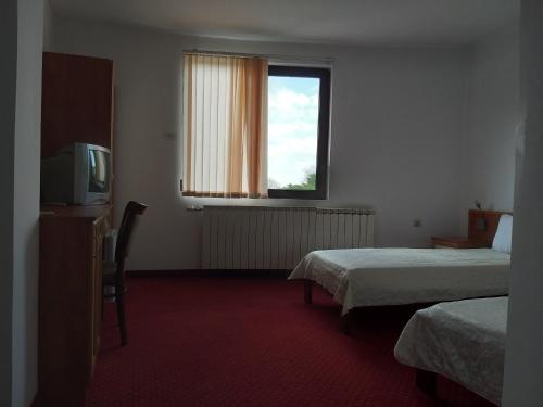 阿塞诺夫格勒ХОТЕЛ НИК的酒店客房设有两张床和电视。