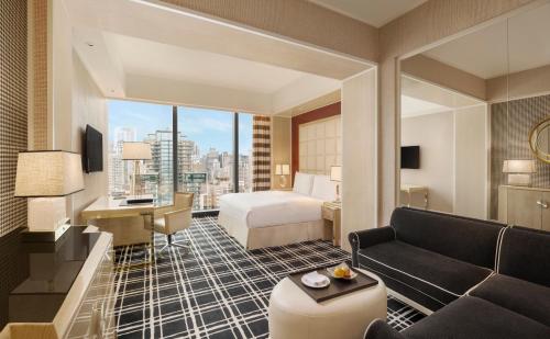 台中市台中林酒店的配有一张床和一张书桌的酒店客房